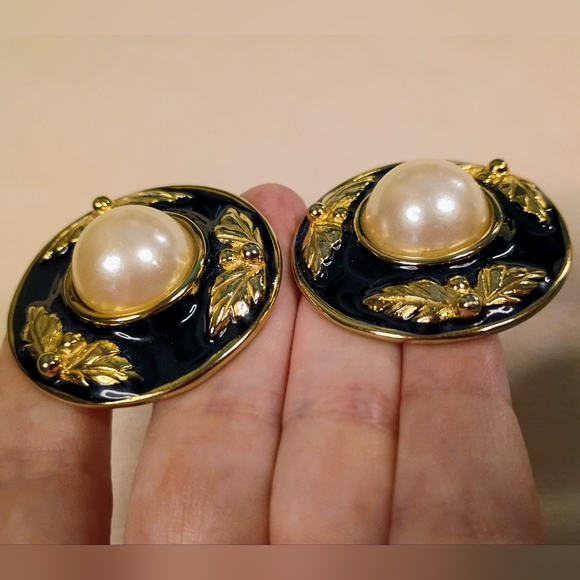 SOLD: Givenchy Vintage XL JUMBOS Clip-on Earrings - Picture 8 of 16